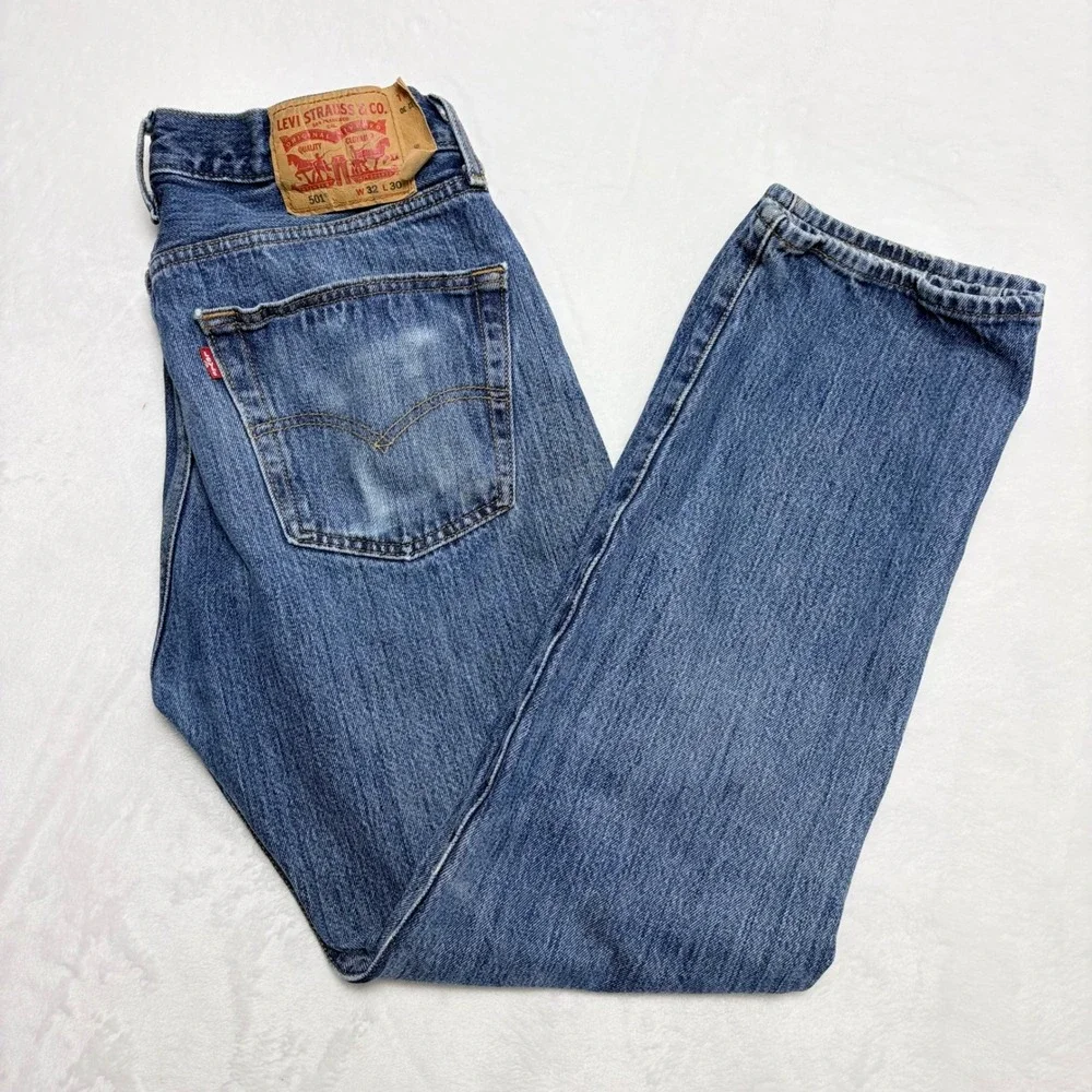 Levis 501 Original Fit Jeans Mens 32x30 Straight Leg Button Fly Medium Wash Blue